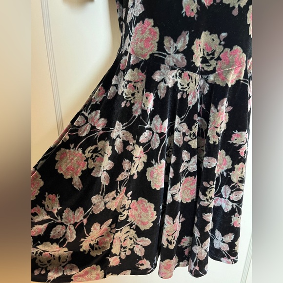 Kimchi Blue - Velvet Floral Short Sleeve Dress with Scoop Back - Picture 9 of 12